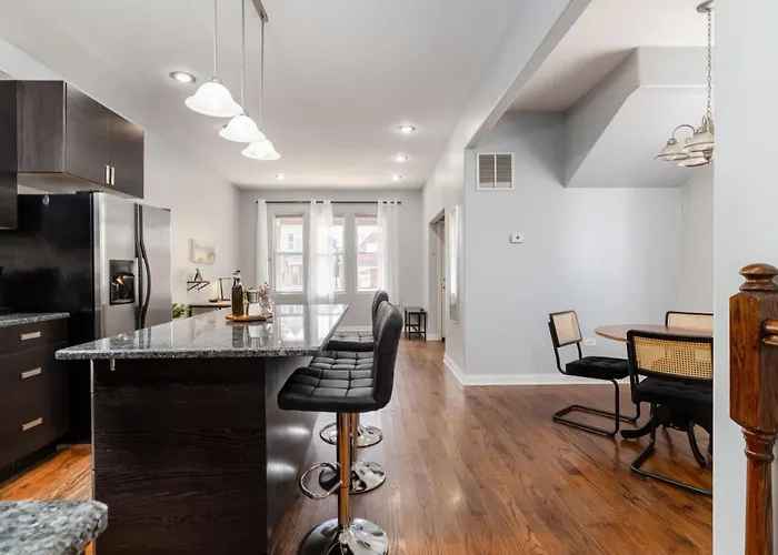 Logan Square Duplex 3br S2 Apartment