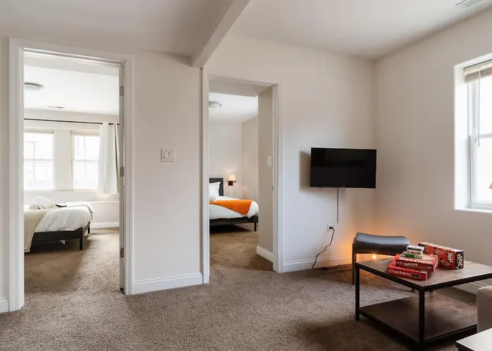 Logan Square Duplex 3br S2 Apartment *