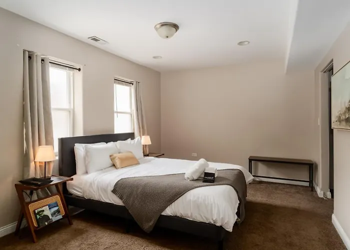 Apartment Logan Square Duplex 3br S2