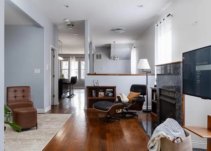 Logan Square Duplex 3br S2 * Chicago