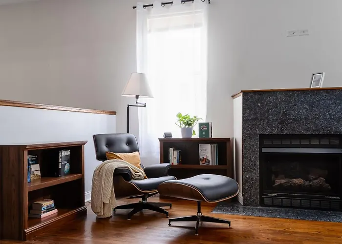 Logan Square Duplex 3br S2 *