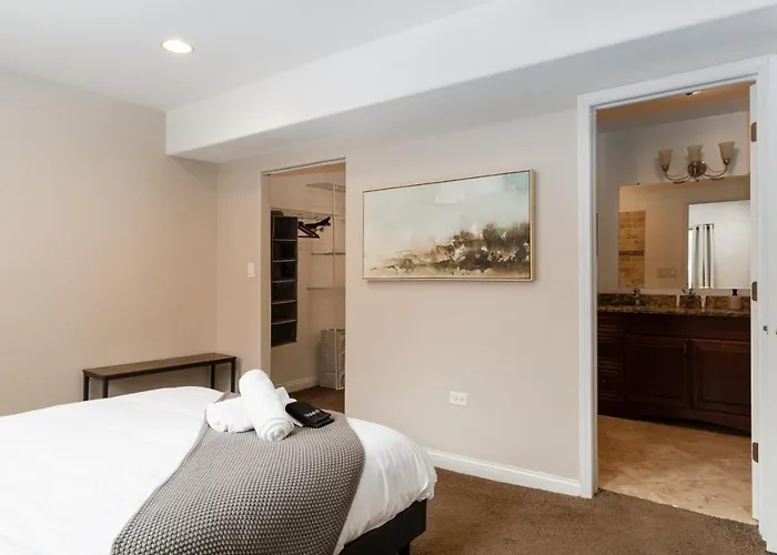 Logan Square Duplex 3br S2 Apartment *