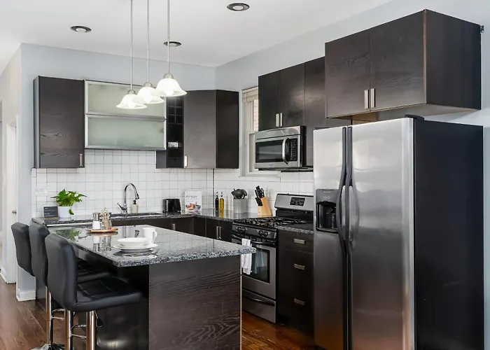 Logan Square Duplex 3br S2 *