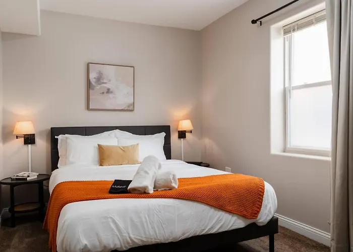 Logan Square Duplex 3br S2 Apartment *