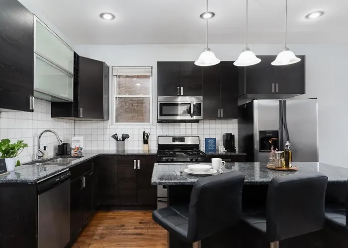 Logan Square Duplex 3br S2 Apartment *